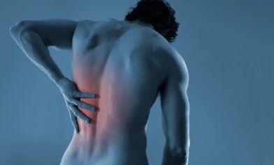 Ein Mann leidet unter Schmerzen im linken Schulterblatt