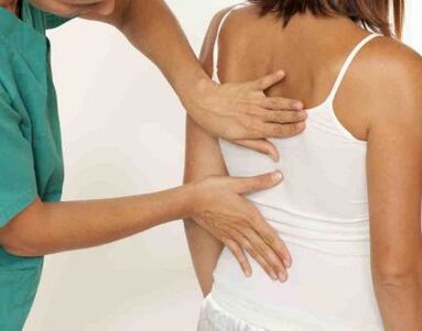 Ein Patient klagt während eines Arzttermins über beidseitige Schmerzen in den Schulterblättern