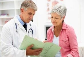 Eine Frau mit Arthritis beim Termin für einen Arzt